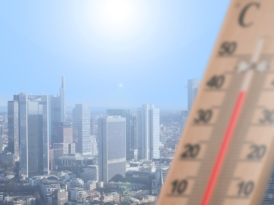 Großstadt und Thermometer